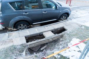 Vilniuje atsivėrė nedidelė smegduobė: avarija buvo likviduota