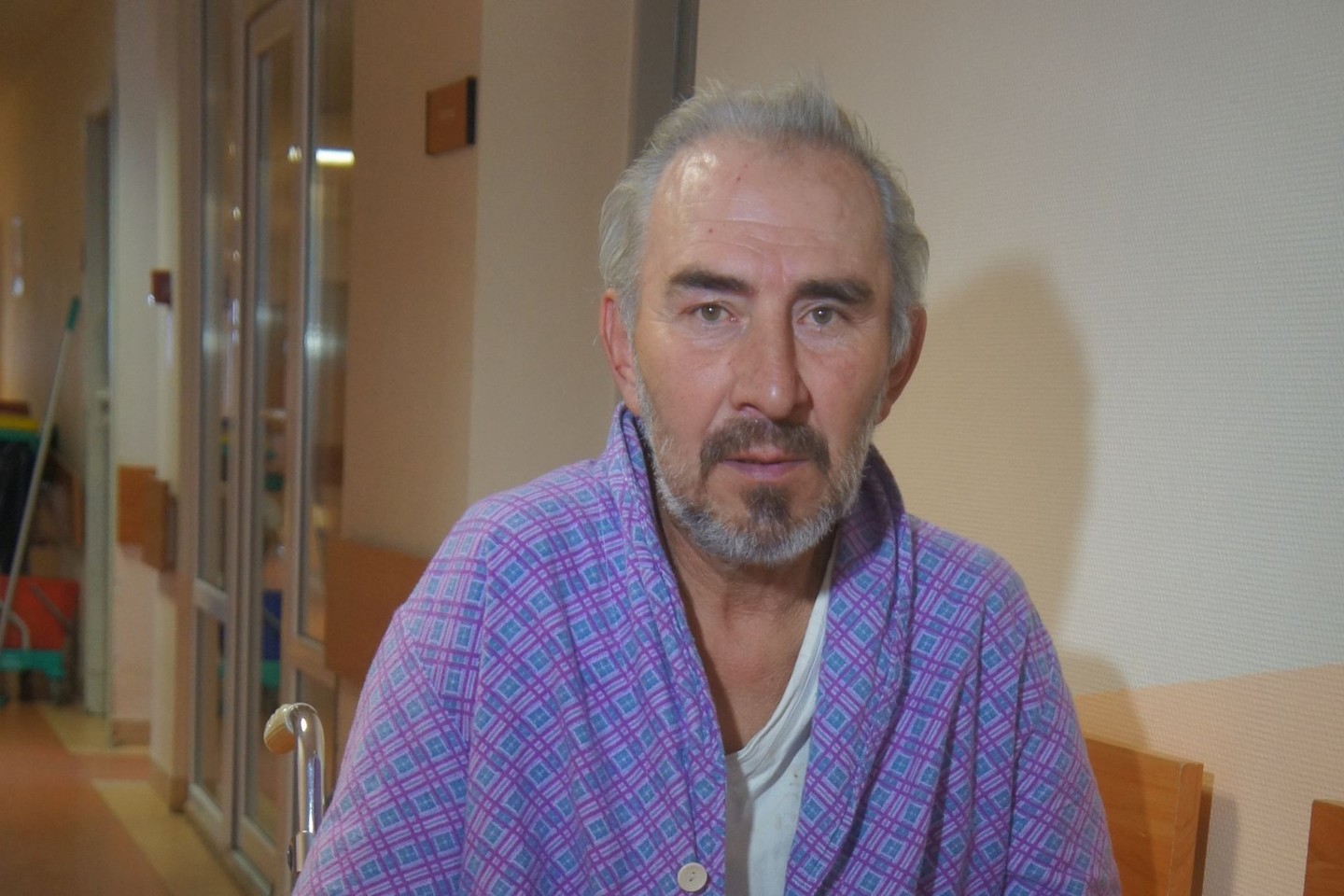 Miške drėgnais batais dirbęs ir kojas nušalęs Alvydas neslepia, jog jau buvo nušalęs kojas, tik šį kartą be medikų pagalbos nebeišsivertė.