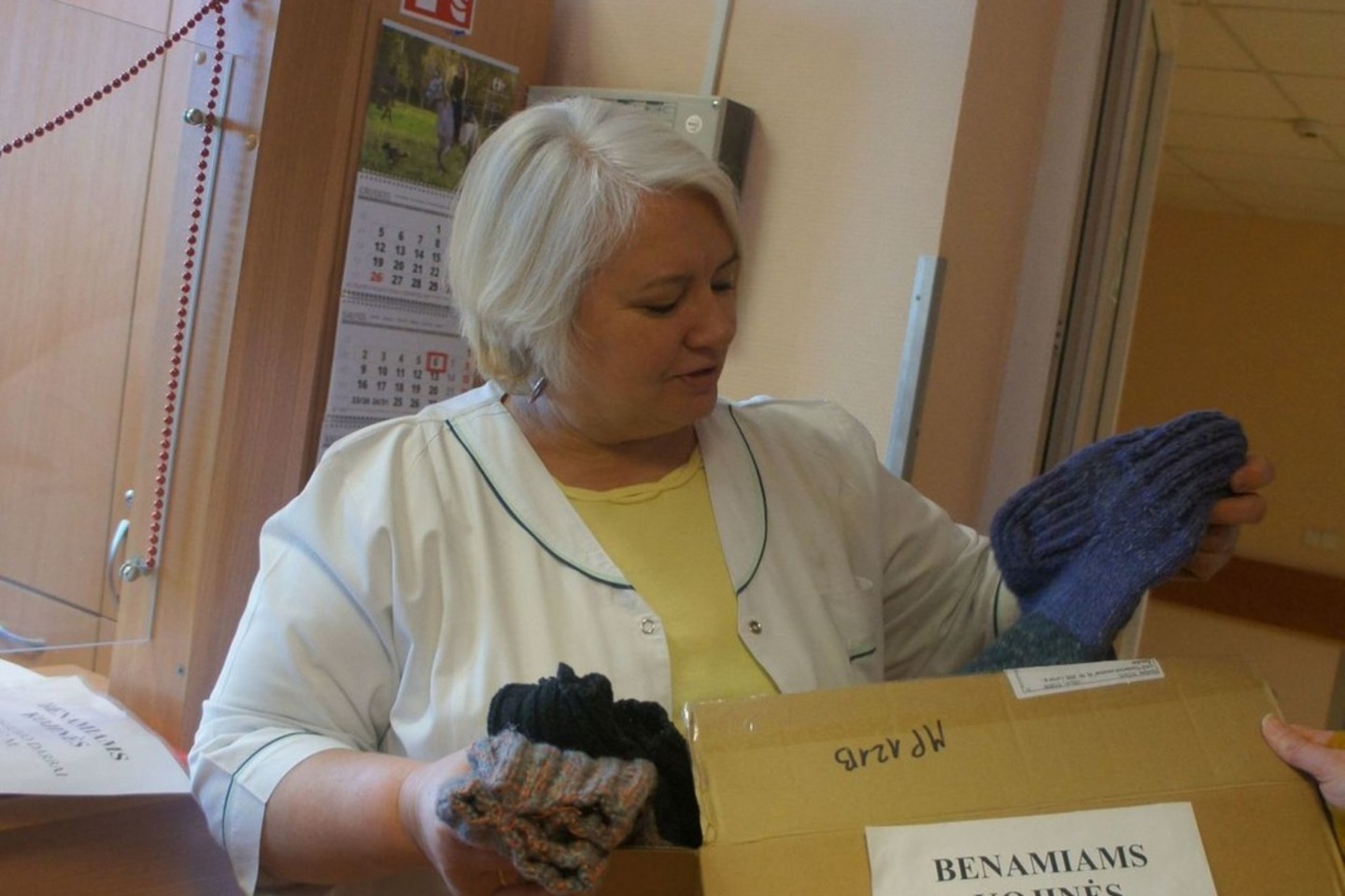 Ortopedijos-traumatologijos centro vyresnioji slaugos administratorė Irena Jucienė dėkinga bažnyčios parapijos moterims, kurios mezga kojines ir dovanoja benamiams, gydomiems skyriuje.<br>Z.Katkienės nuotr.