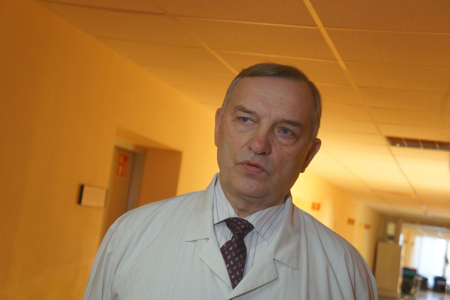 Respublikinės Šiaulių ligoninės Ortopedijos-traumatologijos centro vedėjas Robertas Mikalauskas pataria tinkamai rengtis ir saugotis sveikatai pavojingų nušalimų.<br>Z.Katkienės nuotr.