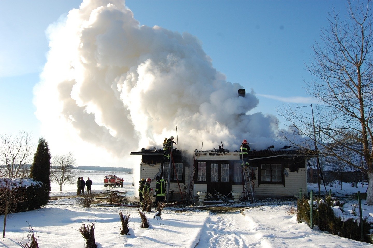 Ugniagesių patarimai namus besišildantiems malkomis: pernai kilo 735 gaisrai.<br>Priešgaisrinės apsaugos ir gelbėjimo departamento nuotr.