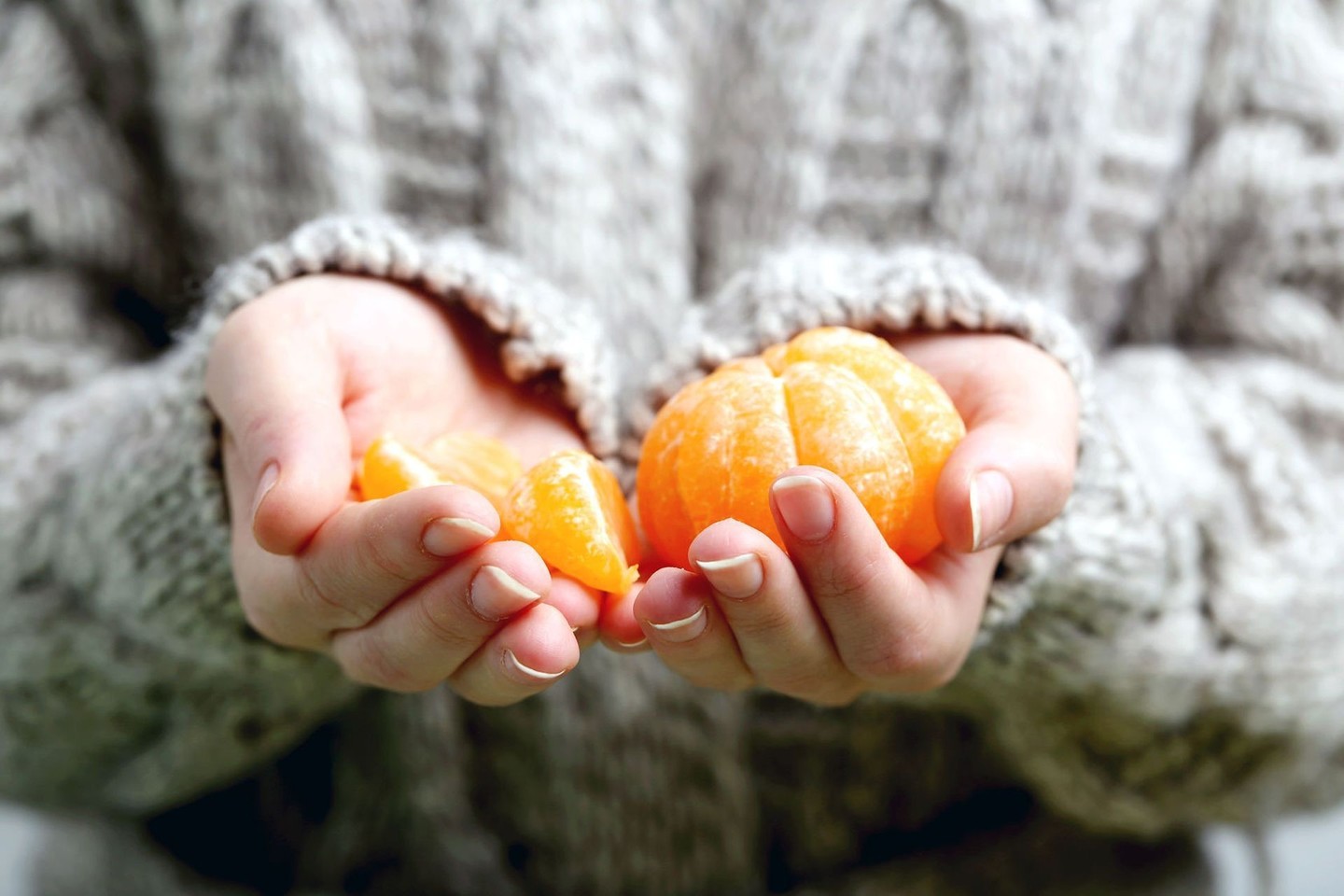 Patrynus mandarino žievelę, iš jos išsiskiria eteriniai aliejai, kurie ir pasižymi įvairiomis sveikatinančiomis savybėmis.<br>123rf nuotr.
