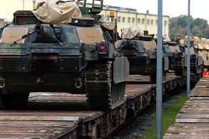 Vokietiją pasiekė didžiausia JAV tankų brigada, siunčiama į Lenkiją ir Baltijos šalis