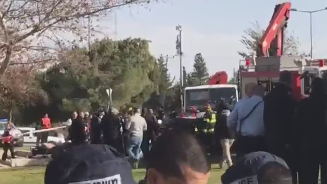 Jeruzalėje sunkvežimis įvažiavo į minią. Pirmieji vaizdai iš įvykio vietos