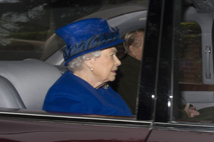 Karalienė Elizabeth II pagaliau pakilo iš ligos patalo