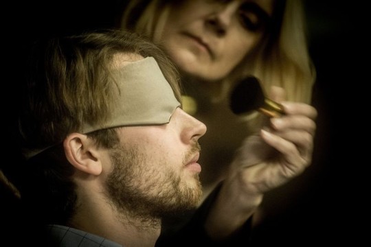 Pojūčių teatro juslinė kelionė „Pirmapradyje“: imkit save ir skaitykit