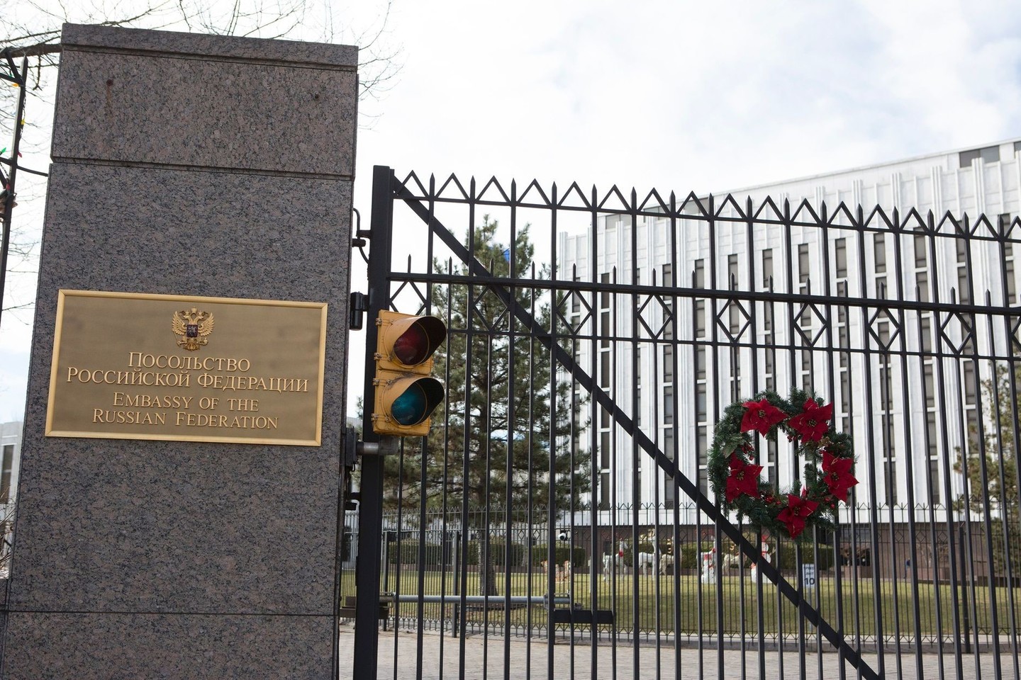 JAV įsakė Rusijos diplomatams palikti ambasadą Vašingtone.<br>AFP/“Scanpix“ nuotr.