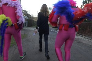 J. Gricius ir Š. Banevičius Kaune vaikščiojo apsitempę rožiniais gaidžių kostiumais