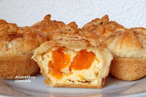 Gardūs sluoksniuotos tešlos pyragėliai su maskarpone ir mandarinais