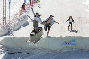 „Radistai“ kviečia į pirmąkart Lietuvoje vykstančią „Red Bull Jump & Freeze“ beprotybę