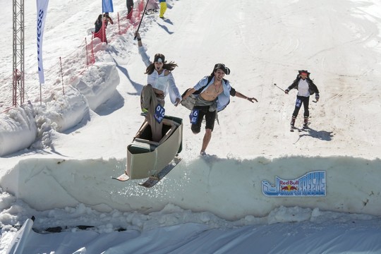 „Radistai“ kviečia į pirmąkart Lietuvoje vykstančią „Red Bull Jump & Freeze“ beprotybę