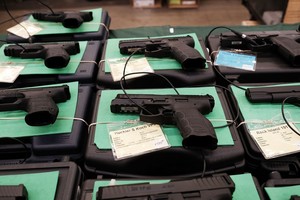 Kas 2015 metais iš ginklų prekybos uždirbo daugiausia?