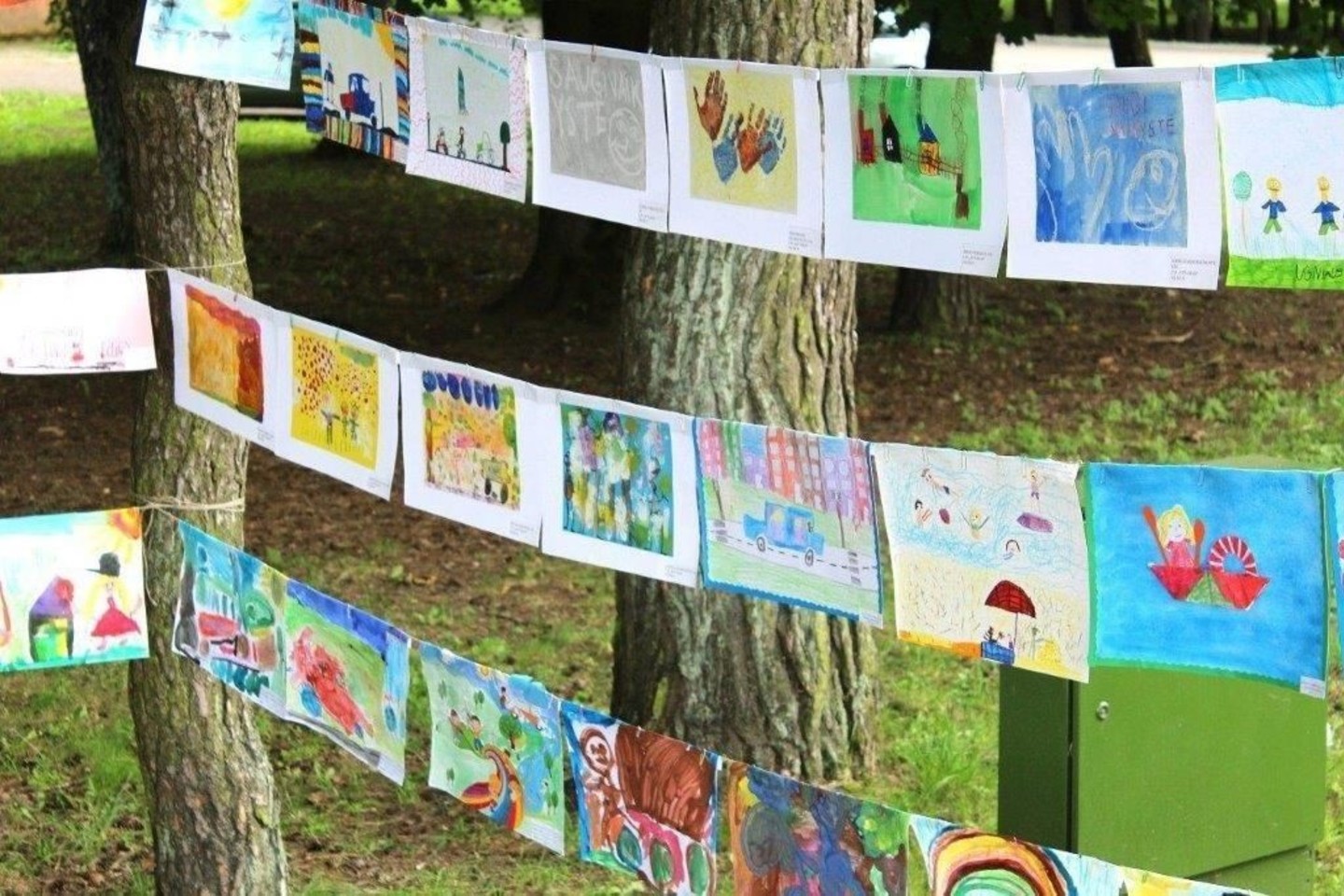 Rekordinė vaikų piešinių paroda Vingio parke.