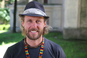 Išgirskite: Linas Karalius sudainavo maldą žemei ir padėką augalams