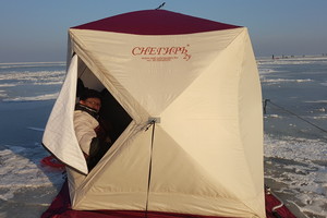 Stintų gaudytojai jau statosi palapines ant Kuršių marių ledo