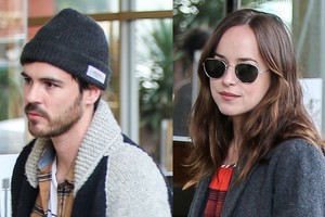 Filmo „50 pilkų atspalvių“ žvaigždė Dakota Johnson ilgai vieniša nebuvo: šildosi naujo gerbėjo draugijoje