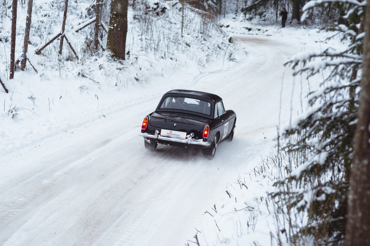 Istoriniame Monte Karlo ralyje Karolis Raišys važiuos 1965 metų britišku rodsteriu „MGB Roadster Works“.<br>Ryčio Petrausko/sunpic.lt nuotr.