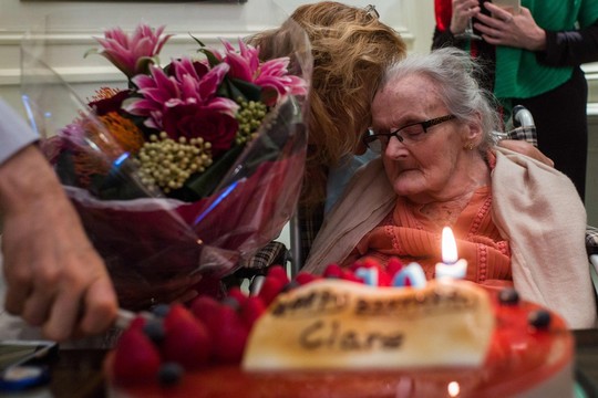 Eidama 106 metus mirė britų karo žurnalistikos veteranė Clare Hollingworth