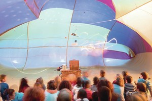 Tikrame oro balione tilps ir aktoriai, ir žiūrovai