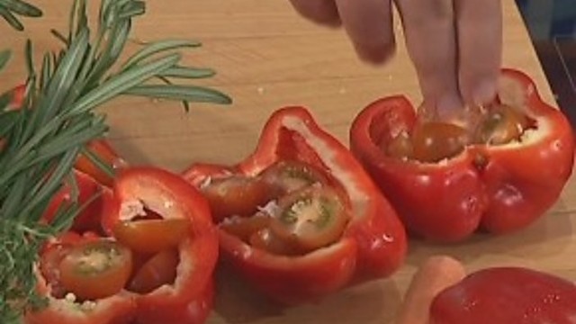 Vengriškas skanėstas - vynuoginiais pomidoriukais įdaryta paprika