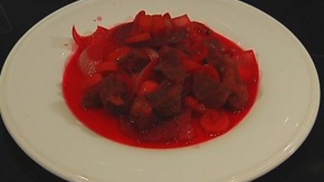 Graikiškas avienos troškinys su morkomis, burokėliais, paprika ir svogūnais