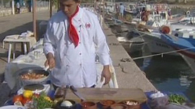 Turkiškas žuvies kebabas valgomas tiesiai iš keptuvės