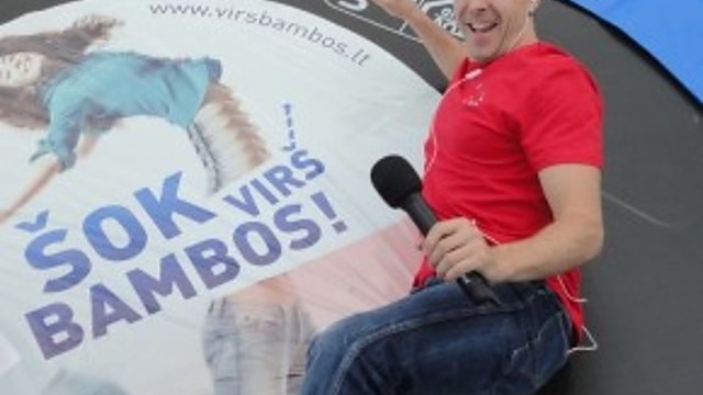 V.Sinkevičius radijo laidą vedė šokinėdamas ant batuto