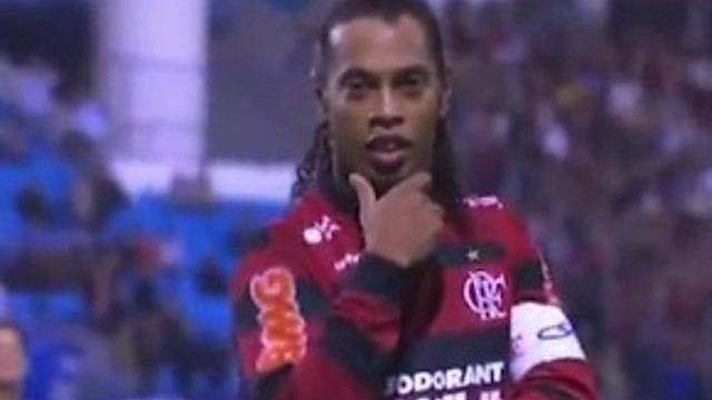 Ronaldinho pelnė įvartį nuo kampinio gairelės