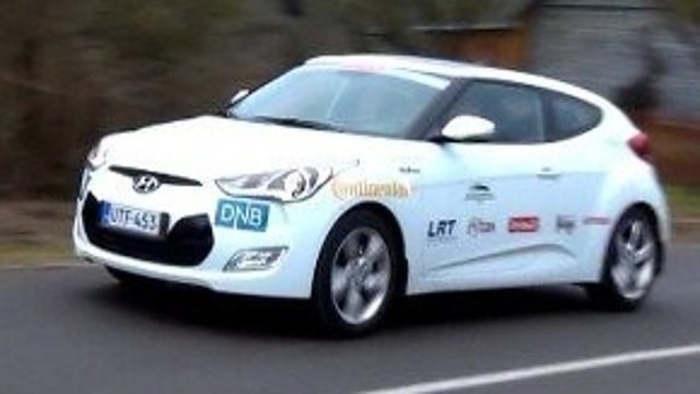 „Metų automobilis 2012“: sportiškas „Hyundai Veloster“ žvilgsnius traukia ne vien tik dėl unikalaus trijų durų sprendimo