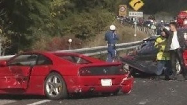 Japonijos greitkelyje aštuoni „Ferrari“, „Lamborghini“ ir trys „Mercedes-Benz“ automobiliai virto metalo laužu