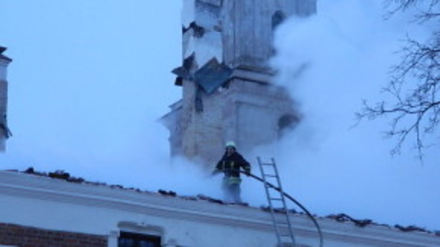 Tytuvėnų bažnyčios ir vienuolyno ansamblį niokoja gaisras (II)