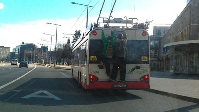 Pavojinga vaikų pramoga - pasivažinėjimas užsikabinus už troleibuso galo