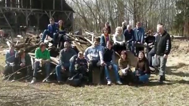 Žiūrovo video: šilutiškiai kuopė H. Šojaus dvaro daržinės griuvėsius