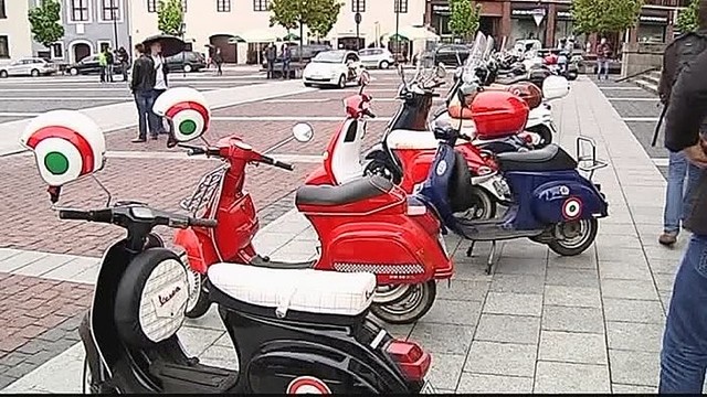 „Vespa“ motorolerių paskirtis - priversti praeivius šypsotis