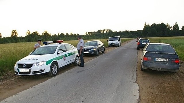 Automobiliai per policijos reidą Šalčininkuose buvo tikrinami su šunimis