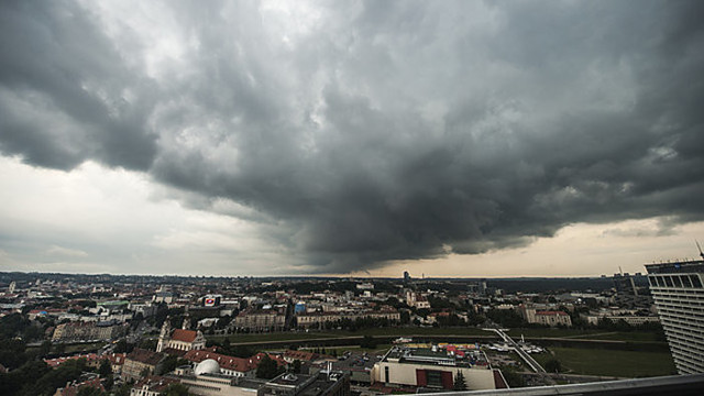 Vilniuje prie rotušės apsemta Didžioji gatvė