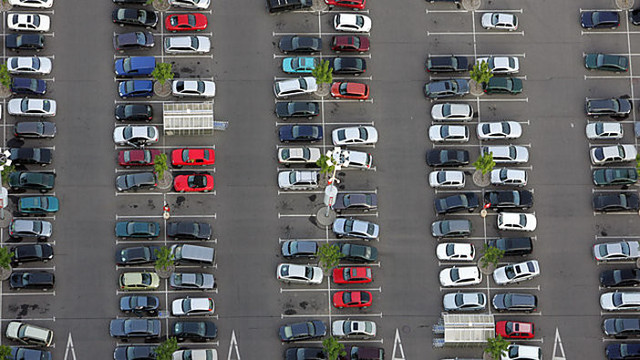 Taisyklės, kurias vairuotojai pamiršta manevruodami automobilių stovėjimo aikštelėse