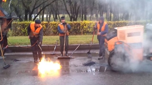 Gatvių remontas kaunietiškai — asfaltas pilamas į balą