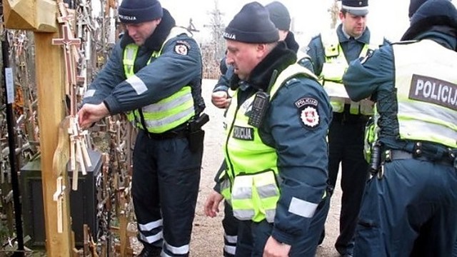 Žuvusiems keliuose policininkai Kryžių kalne pakabino atminimo kryželius