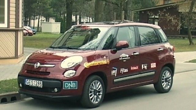 „Metų automobilis 2013“: stabtelėti išgerti kavos siūlysiantis „Fiat 500 L“