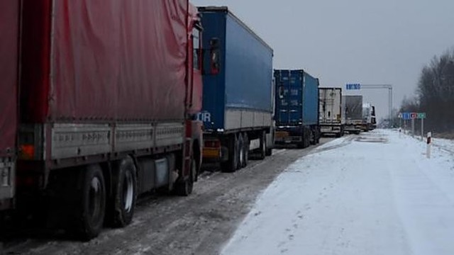 Medininkų pasienio poste nutįso kelių kilometrų vilkikų eilė