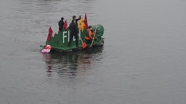 Valentino dieną FiDi simbolis Dinas Zauras išplaukė atsiprašyti filologių