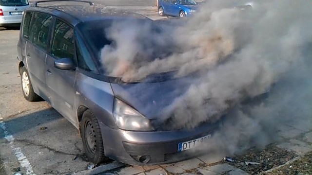 Žiūrovas nufilmavo, kaip prie Tauro kalno užsidega automobilis