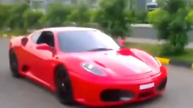 Prabangų „Ferrari“ devynmečiui leidusiam vairuoti tėvui atsirūgo