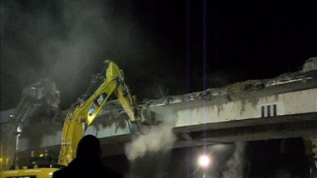 Žiūrovė nufilmavo, kaip naktį Raseinių rajone buvo griaunamas viadukas