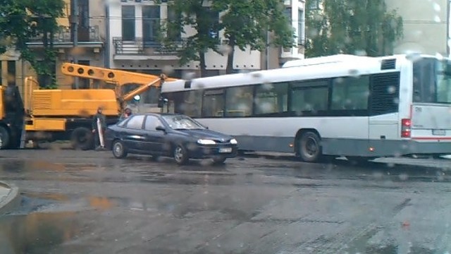 Nufilmuota, kaip nenuovoki vairuotoja užtvėrė kelią autobusui