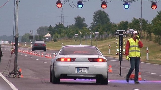 Galingiausių automobilių vairuotojai svilino padangas ir kaitino žiūrovų kraują traukos lenktynėse