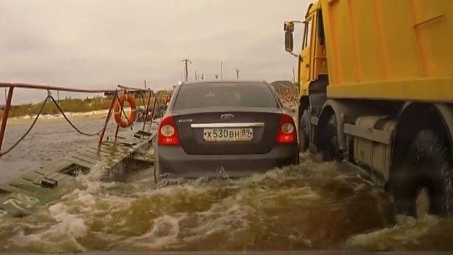 Kuriozas: nekantrus sunkvežimio vairuotojas vos nepaskandino „Ford“