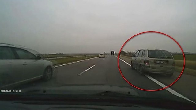 Nekantrus vairuotojas autostradoje nusprendė visus lenkti iš dešinės pusės