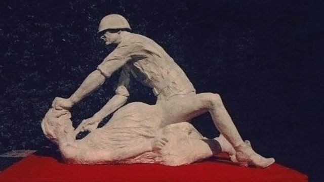 Žinių naujienos: lenkų skulptoriaus kūrinys, vaizduojantis sovietinį prievartautoją, gali stovėti prie Žaliojo tilto Vilniuje